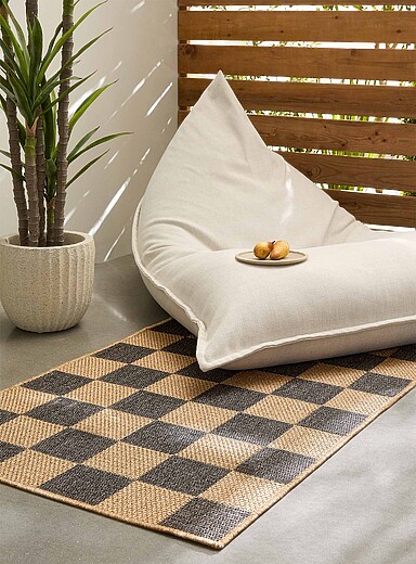 Simons Maison: Le tapis d'ext&eacute;rieur damier deux tons 90 x 130 cm <b>Collection exclusive Vivre dehors</b> Noir &agrave; motifs