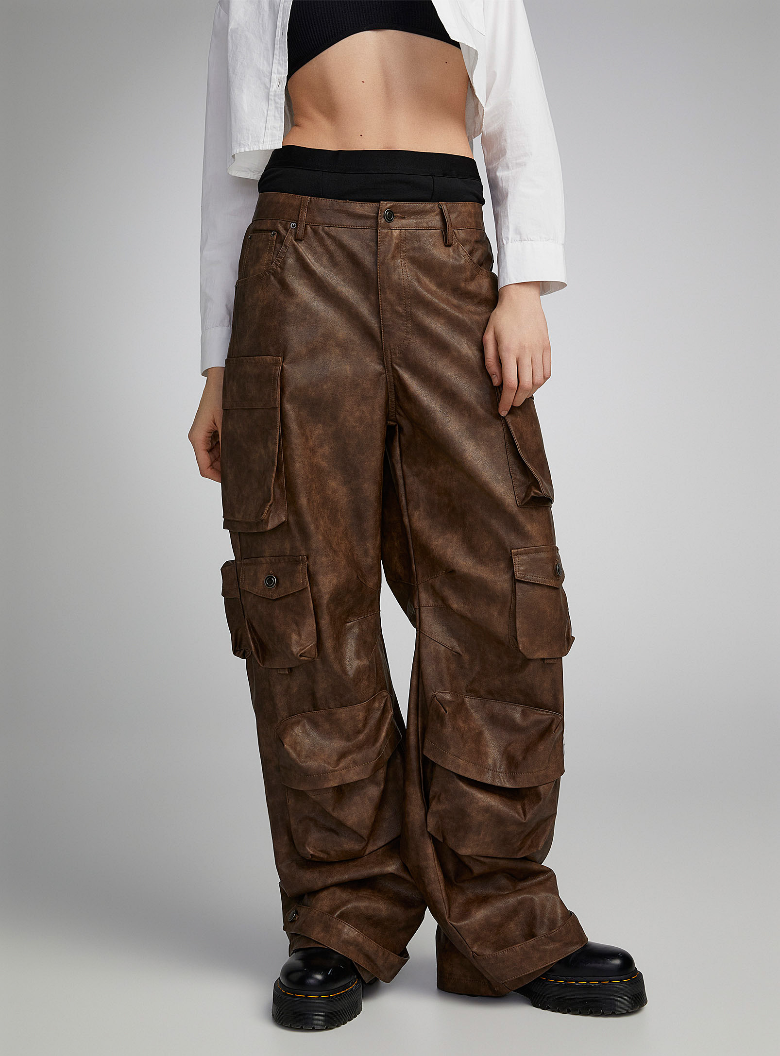 Rehab - Le pantalon cargo faux cuir brun