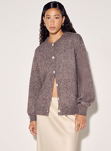 Le cardigan doux chin&eacute; boutons nacr&eacute;s
