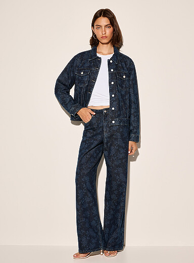 La veste en jean carr&eacute;e motif floral Kiara