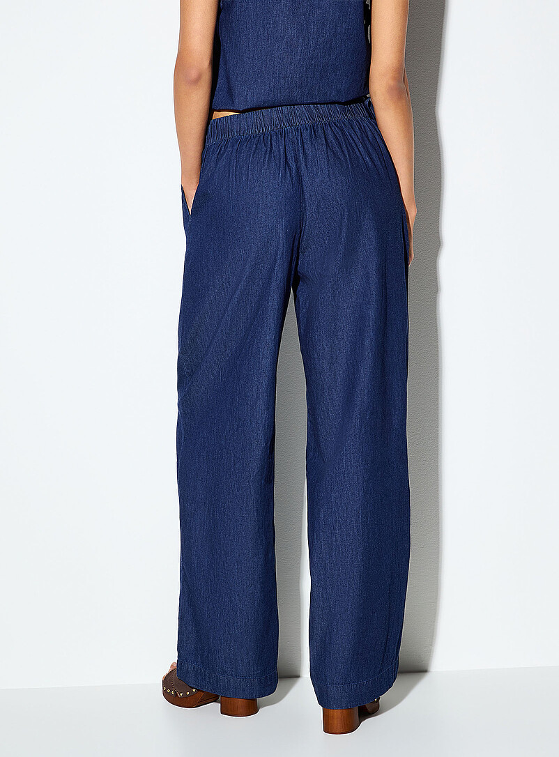 Double-pleated lightweight denim jean product image 3