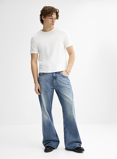 Le jean bleu d&eacute;lav&eacute; coutures obliques <b>Coupe semi-&eacute;vas&eacute;e</b>