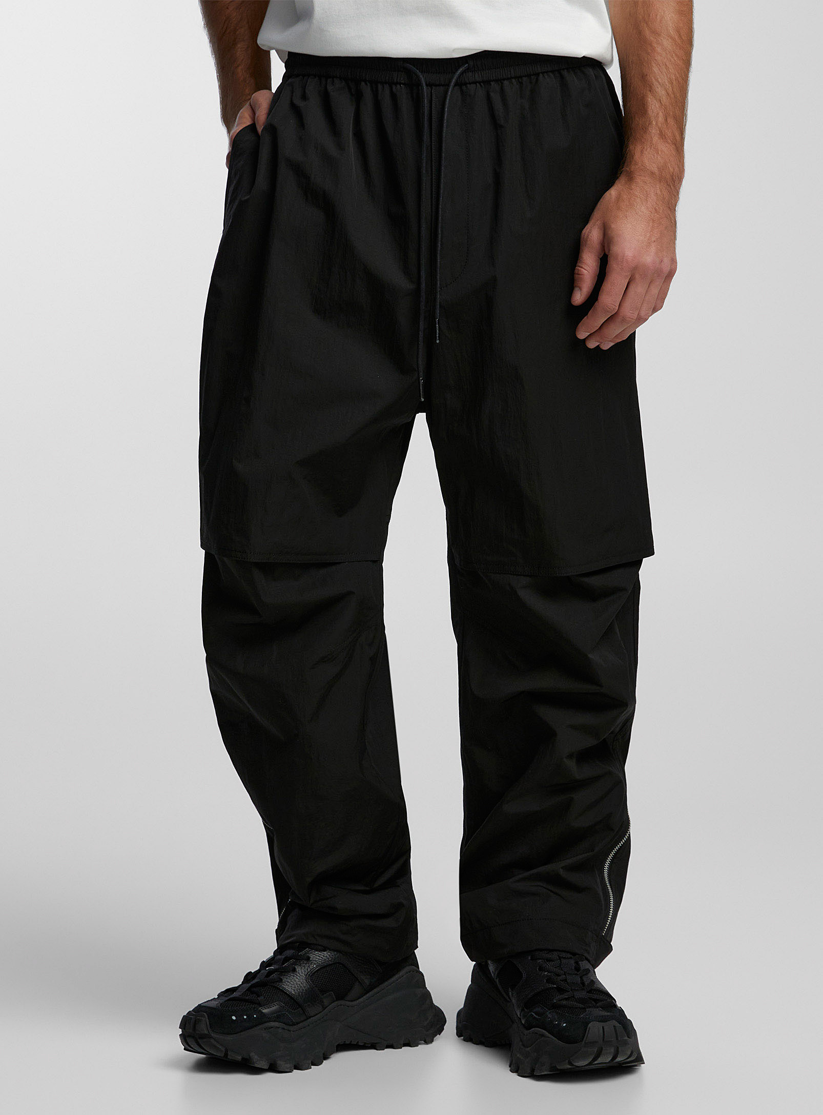 Juunj Zipped Cuffs Nylon Pant In Black