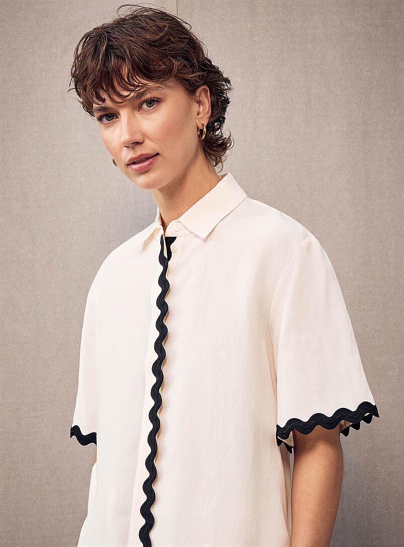 HUGO: La chemise ample lis&eacute;r&eacute;s ondul&eacute;s Camule Blanc cass&eacute; pour femme
