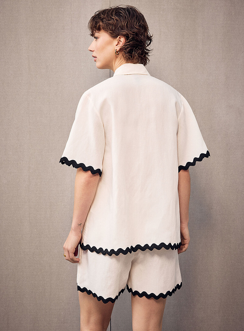 HUGO: La chemise ample lis&eacute;r&eacute;s ondul&eacute;s Camule Blanc cass&eacute; pour femme