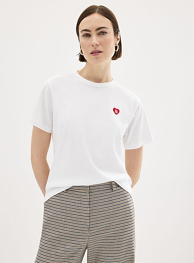 Le t-shirt d&eacute;contract&eacute; c&oelig;ur brod&eacute;