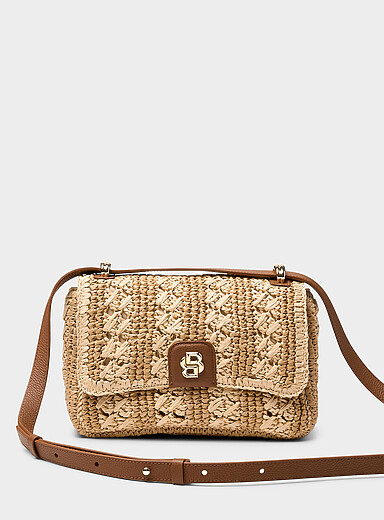 Le sac bandouli&egrave;re paille crochet&eacute;e deux tons