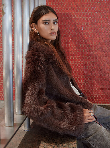 Twik: La veste courte zipp&eacute;e fausse fourrure Chocolat - Espresso pour femme