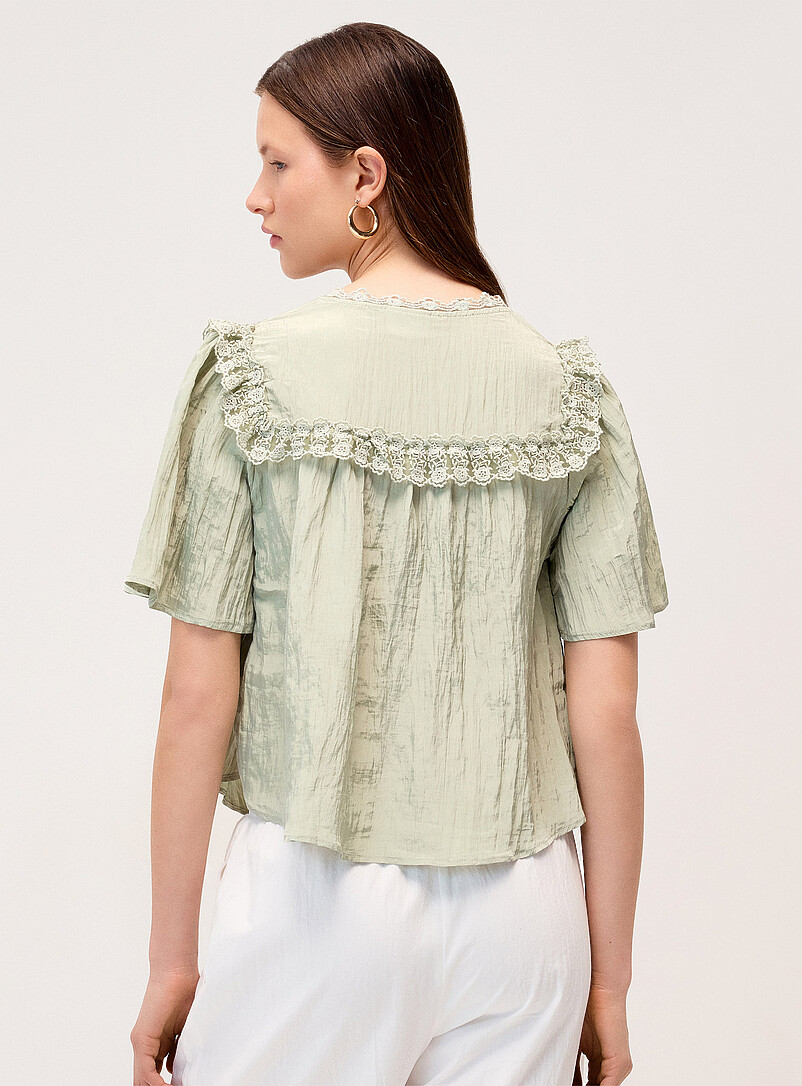 Twik: La blouse effet froiss&eacute; d&eacute;tails crochet Blanc cass&eacute; pour femme
