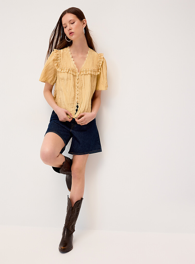 Twik: La blouse effet froiss&eacute; d&eacute;tails crochet Blanc cass&eacute; pour femme