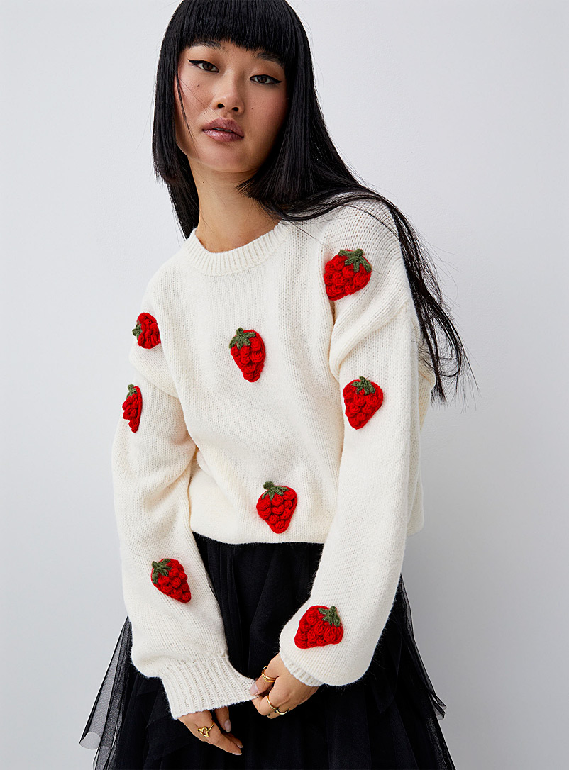 Twik: Le chandail fraises tricot 3D Blanc à motifs pour femme