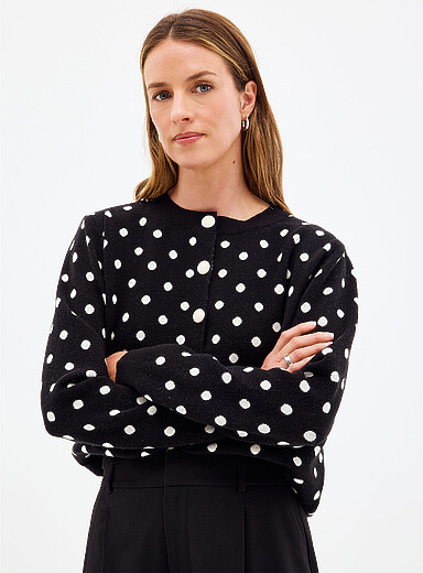 Le cardigan extensible jacquard &agrave; pois