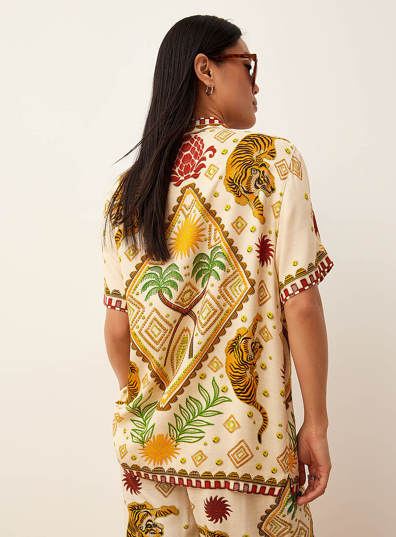Kuwalla: La chemise col crant&eacute; imprim&eacute; exotique &Eacute;cru &agrave; motifs pour femme