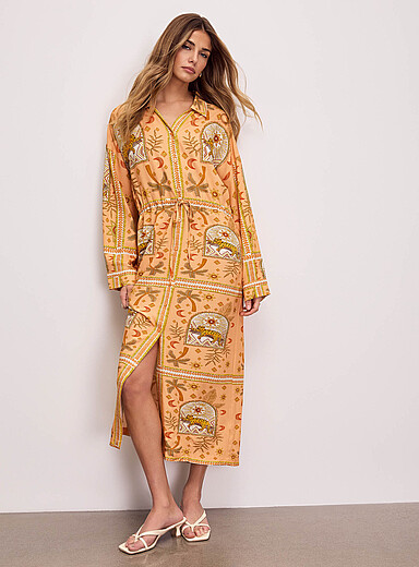 La longue robe chemise imprim&eacute; exotique