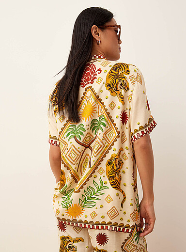 La chemise col crant&eacute; imprim&eacute; exotique
