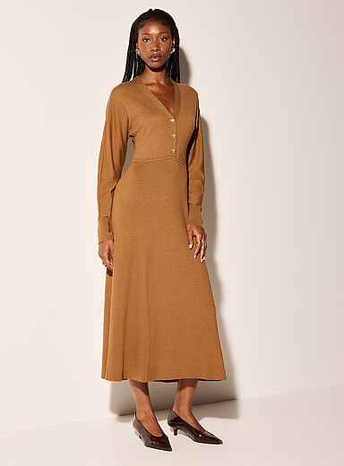 La longue robe boutons fleur tricot c&ocirc;tel&eacute;