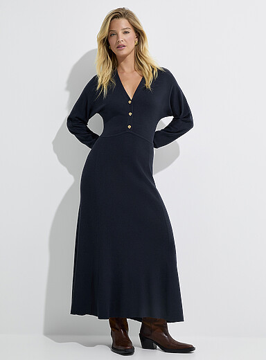 La longue robe boutons fleur tricot c&ocirc;tel&eacute;