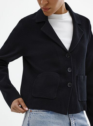 Le cardigan carr&eacute; col crant&eacute;