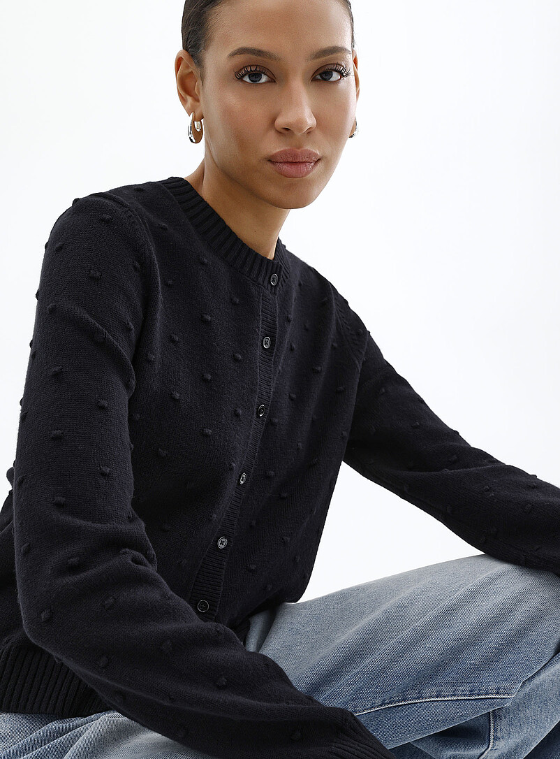 Contemporaine: Le cardigan pompons uni Blanc cass&eacute; pour femme