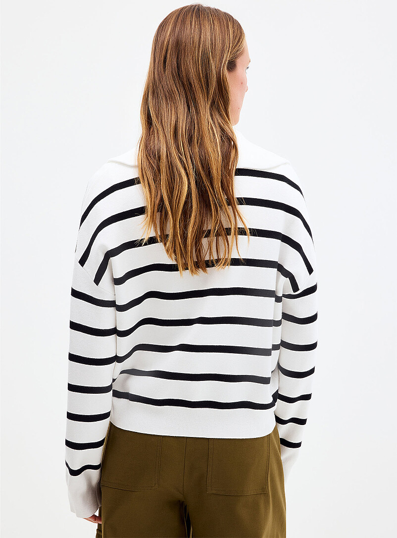 Contemporaine: Le chandail doux tricot col camionneur Oxford pour femme