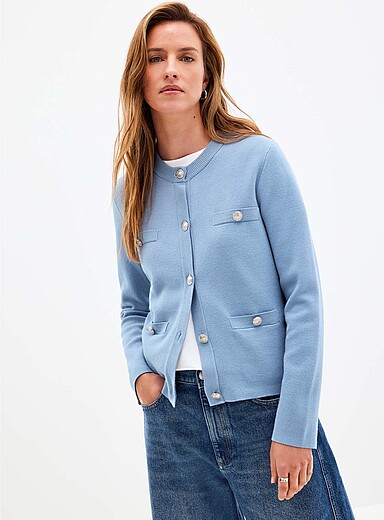 Contemporaine: Le cardigan poches plaqu&eacute;es boutons armoiries dor&eacute;s Bleu p&acirc;le - Bleu ciel pour femme