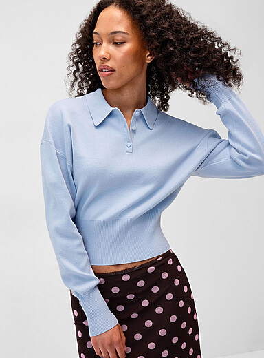 Twik: Le chandail col polo taille ajust&eacute;e Bleu p&acirc;le - Bleu ciel pour femme