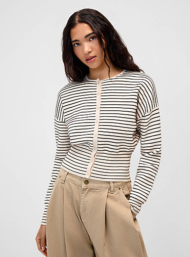 Le cardigan taille cintr&eacute;e ray&eacute;