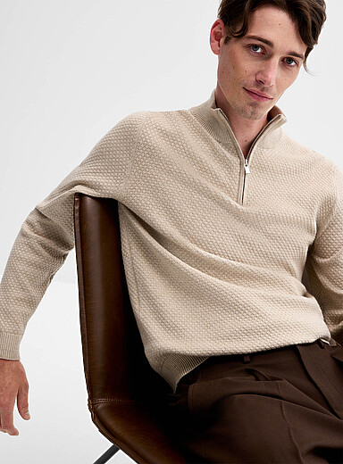Le chandail col zipp&eacute; tricot relief