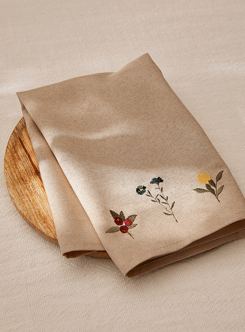 Serviette de table brodée avec un prénom et une rose - Le fil d'Annie Serviette de table brodée avec un prénom et une rose - Le fil d'Annie