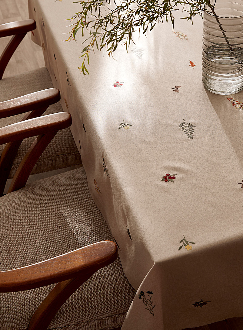 Simons Maison Patterned Ecru Embroidered wildflower tablecloth