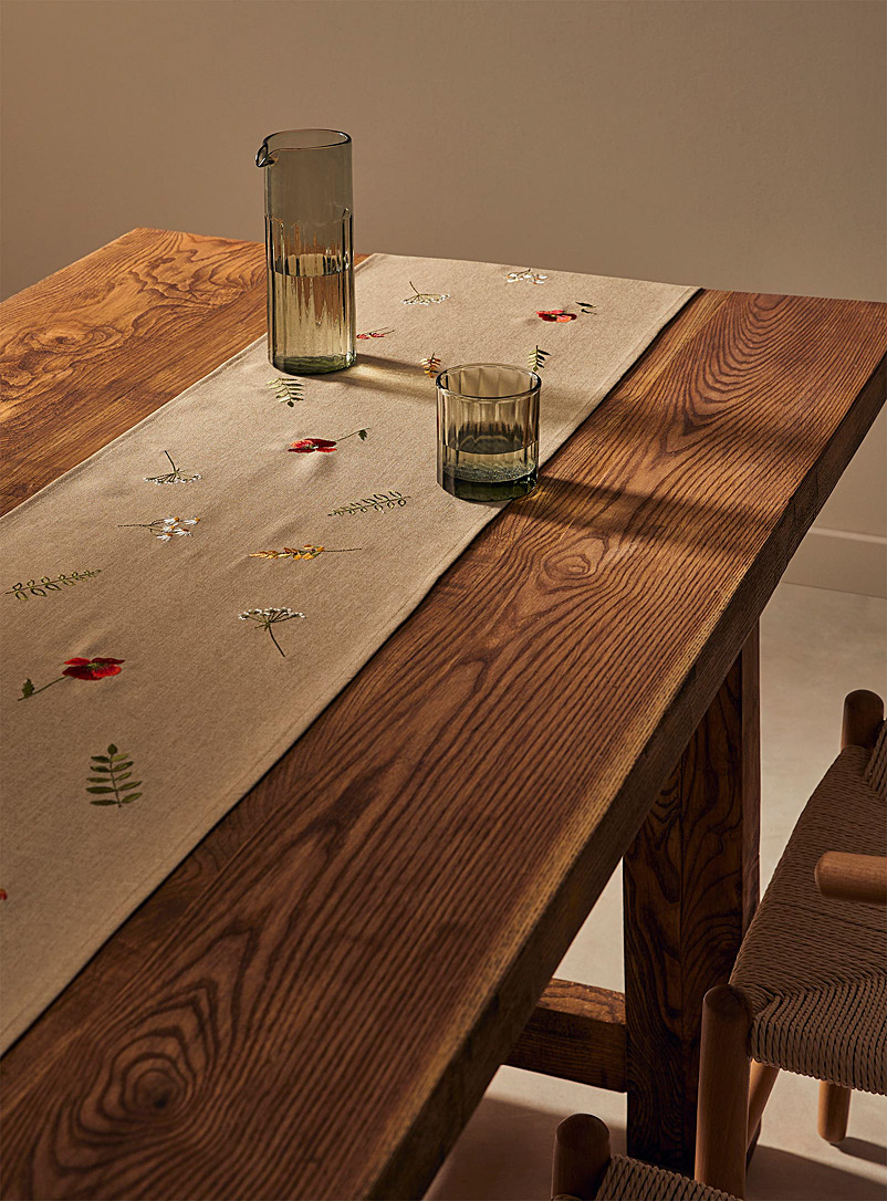 Simons Maison: Le chemin de table brodé fleurs des champs Voir nos formats offerts Écru à motifs