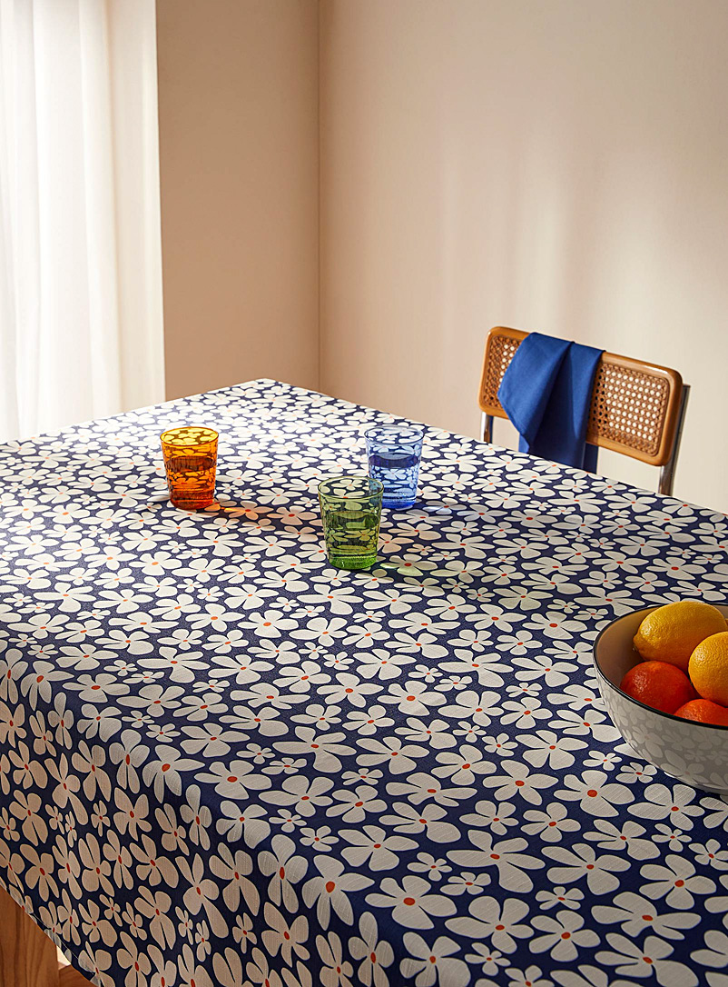 Simons Maison: La nappe polyester recyclé marguerites naïves Bleu à motifs