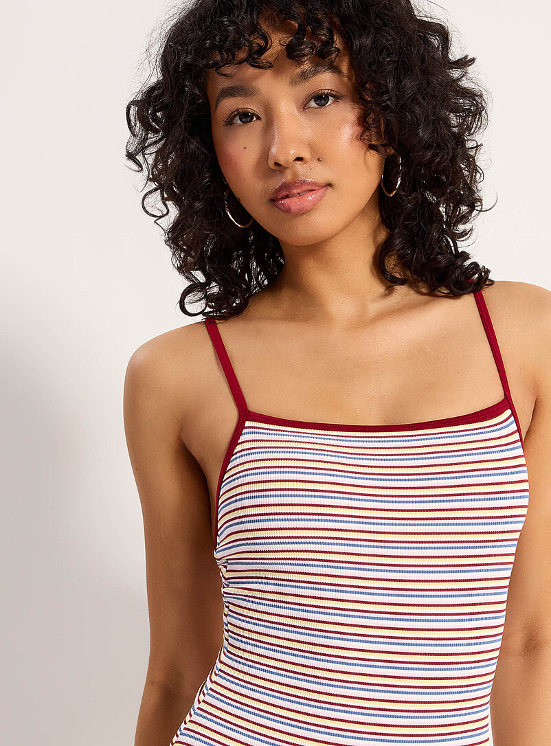 Simons: Le une-pi&egrave;ce encolure carr&eacute;e c&ocirc;tel&eacute; lis&eacute;r&eacute; Assorti pour femme