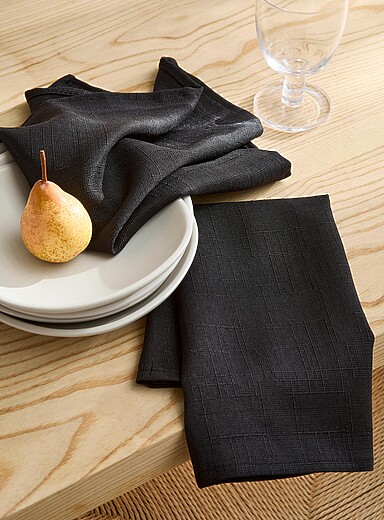 Les serviettes de table textur&eacute;es noires Ensemble de 2