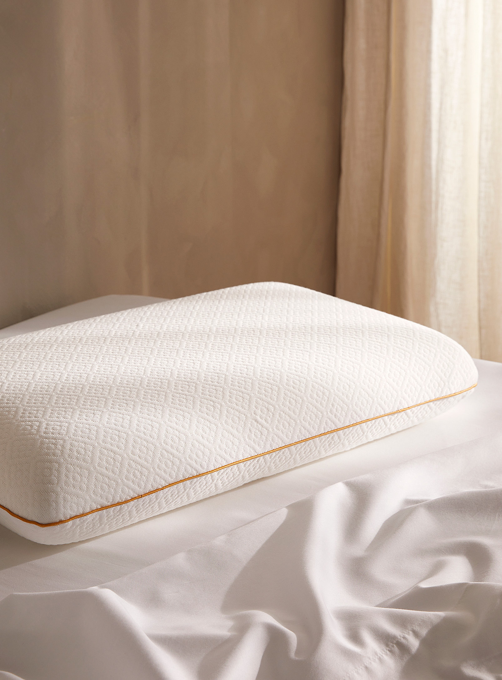 Simons Maison Soft Memory Foam Pillow Semi-firm Support Queen Size In White