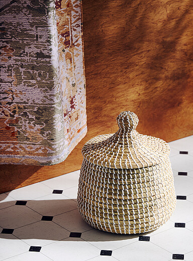 Le petit panier rond jonc de mer accents blancs