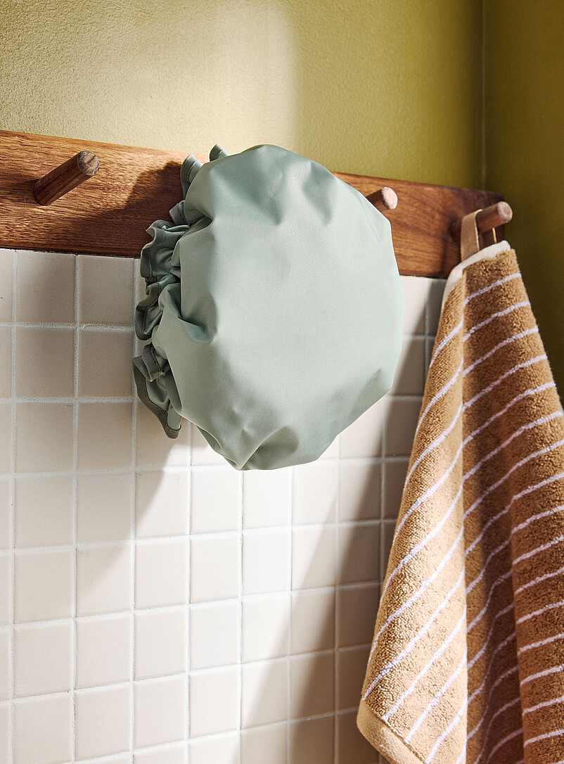 Monochromatic Shower Cap