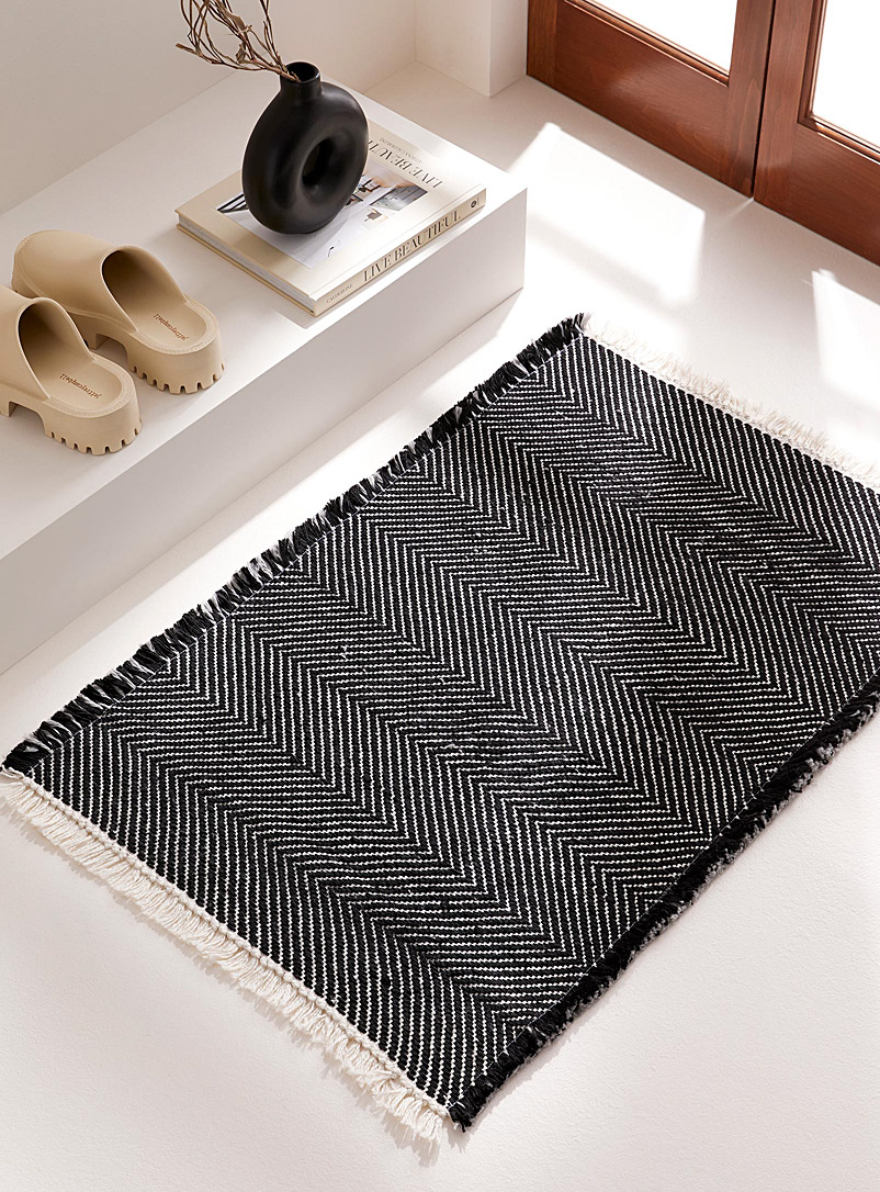 Simons Maison: Le petit tapis réversible frangé zigzags Voir nos formats offerts Gris à motifs