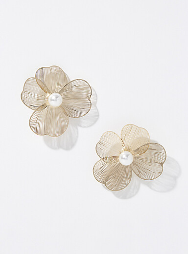 Les grandes boucles d'oreilles fleurs m&eacute;talliques