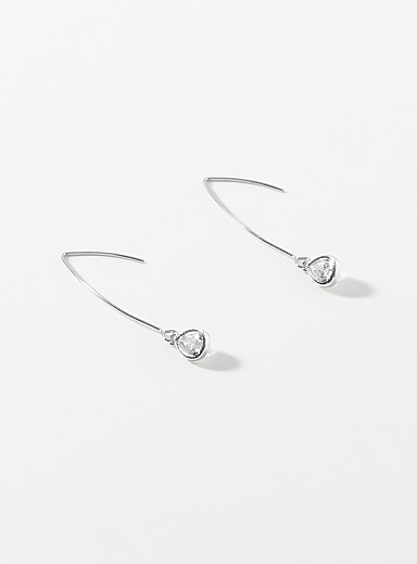 Les longues boucles d'oreilles tige et pierre
