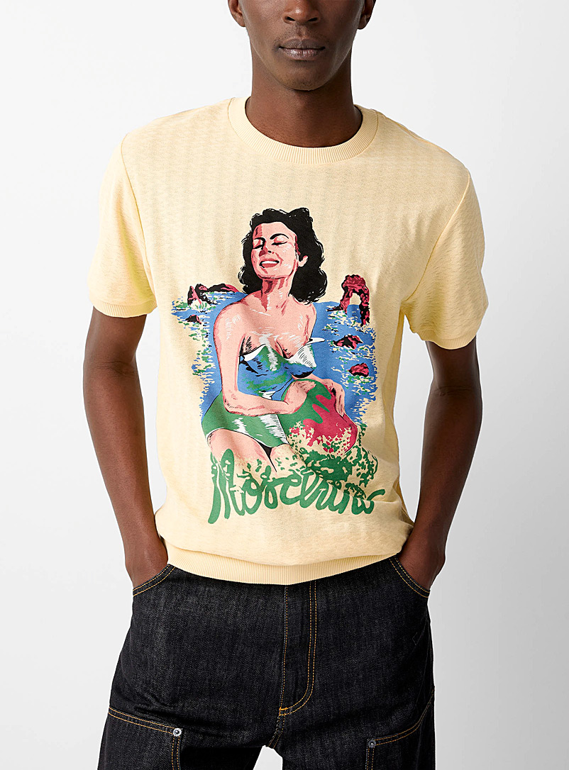 Moschino: Le t-shirt tricot vacances rétro Jaune or pour homme