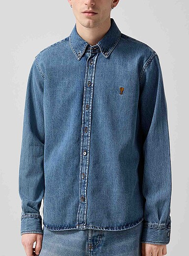 Ami: La chemise denim d&eacute;lav&eacute; Ami de C&oelig;ur Bleu pour homme