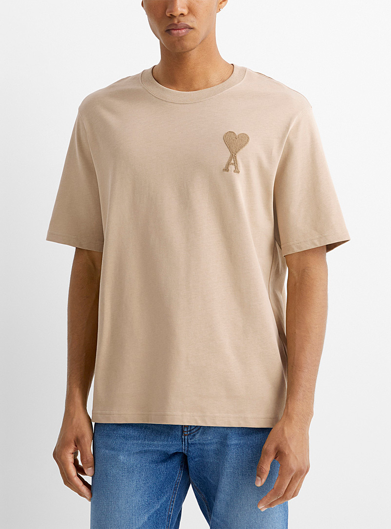Ami: Le t-shirt logo appliqué monochrome Beige crème pour homme