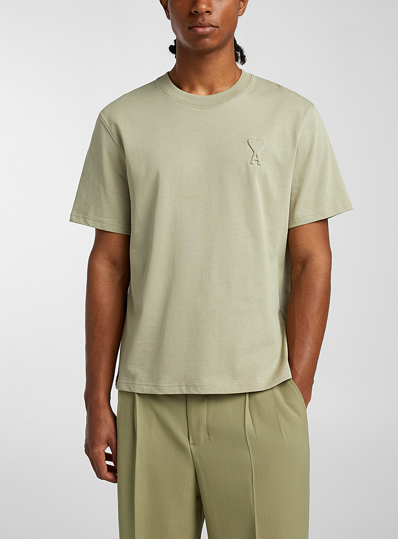 Ami: Le t-shirt logo embossé Vert foncé - Mousse pour homme