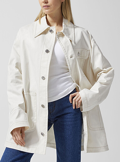 Ami: La veste longue en denim Blanc cass&eacute; pour femme