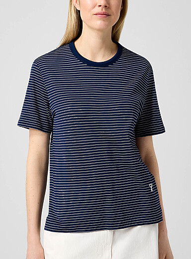 Ami: Le t-shirt &agrave; rayures Bleu &agrave; motifs pour femme