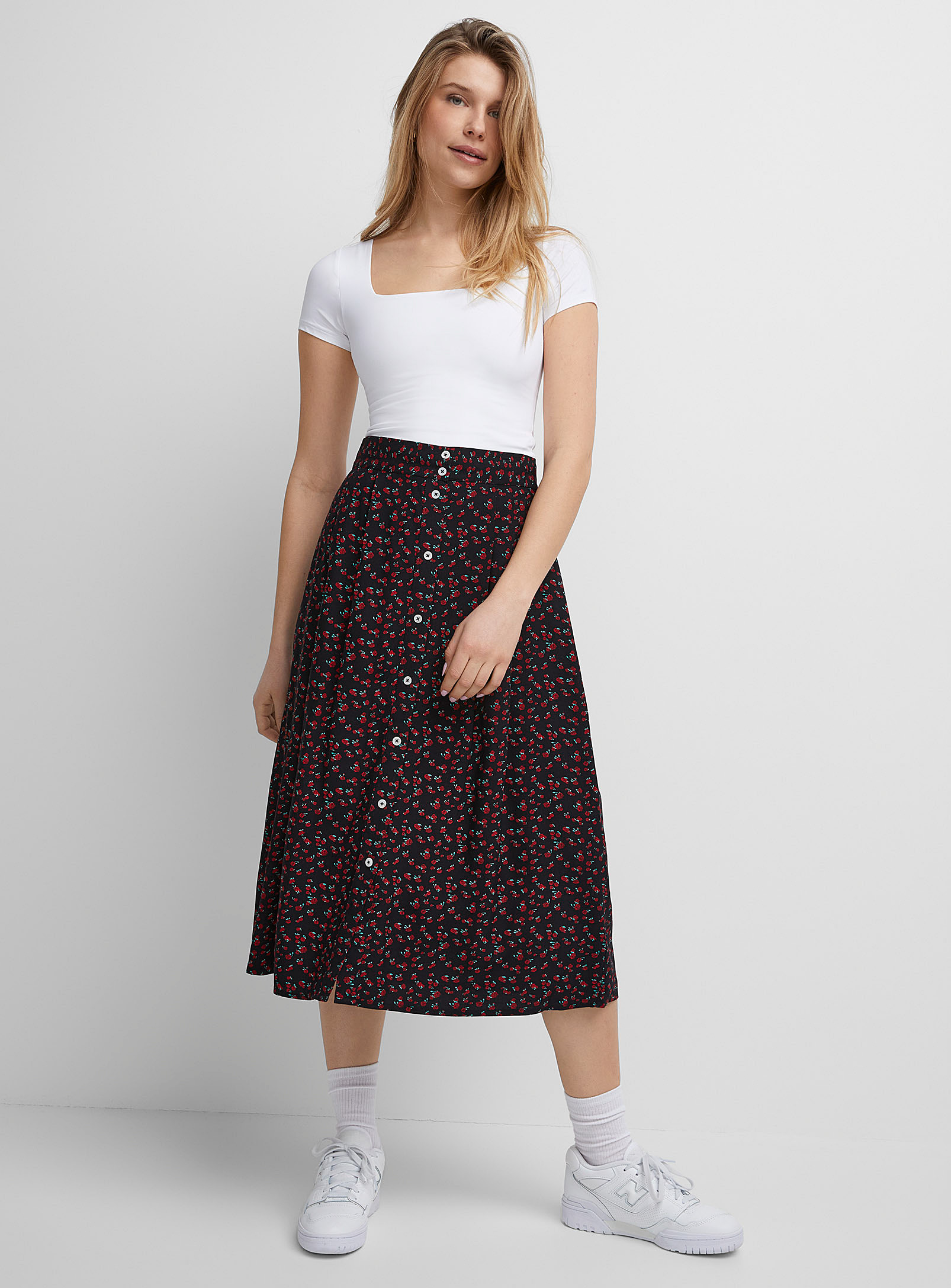 Icone Buttoned Flowy Skirt In Patterned Red