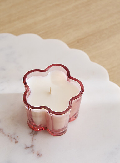 La bougie parfum&eacute;e contenant fleur