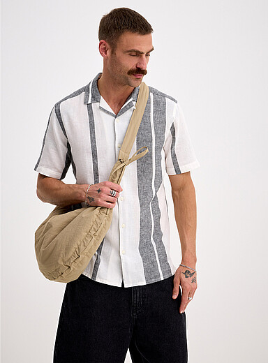 Vertical-stripe lightweight shirt <b>Regular fit</b>