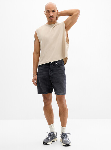 Le bermuda denim noir d&eacute;lav&eacute;